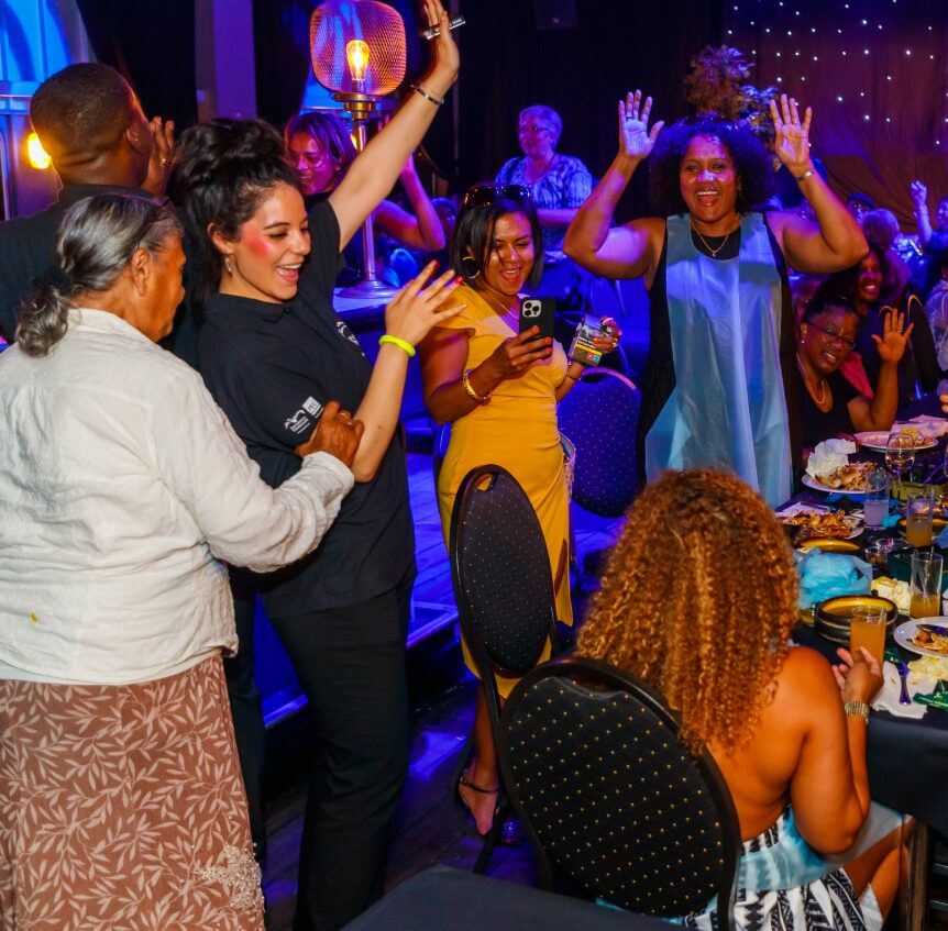 Family and friends together at the table on the KrabuCruise
